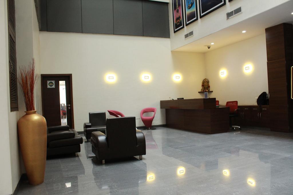 เดอะ สกาย คอร์ท โฮเต็ล Hotel ออรังกาบัด ภายนอก รูปภาพ