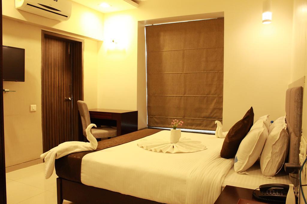 เดอะ สกาย คอร์ท โฮเต็ล Hotel ออรังกาบัด ภายนอก รูปภาพ